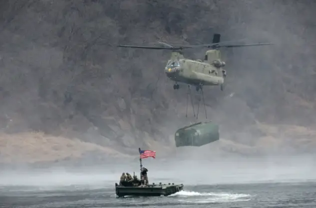 Tatbikat sırasında deniz manevrası
