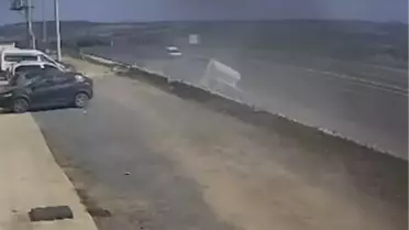 Çatalca'da Kamyon Refüje Çarparak Devrildi: Şoför Hastaneye Kaldırıldı