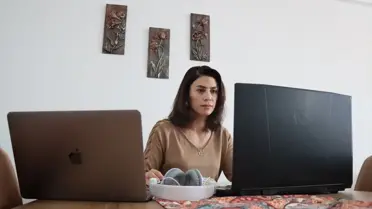 Evden Çıktı, Yapay Zeka ile Müzik ve Görsel Üretmeye Başladı: Erzincanlı Güldem Turan’ın Hikayesi