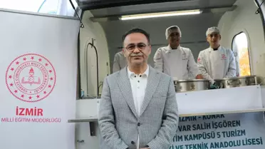 İzmir Konak Meydanı'nda Öğrencilerin Hazırladığı İftar Sofrası Bin Kişiyi Buluştu