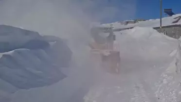 Kars'ın Digor İlçesinde 3 Metrelik Kar Yığınları Rotatiflerle Temizleniyor