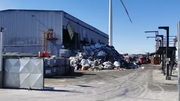 İtfaiye ekiplerinin yangını söndürürken çalışması