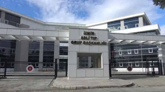 İzmir'de Taksi Şoförüne Ücret Anlaşmazlığı Sonrası Silahlı Saldırı