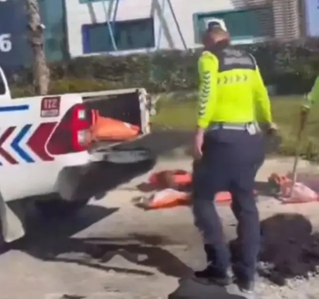 Jandarma araçlarıyla yapılan yol çalışması