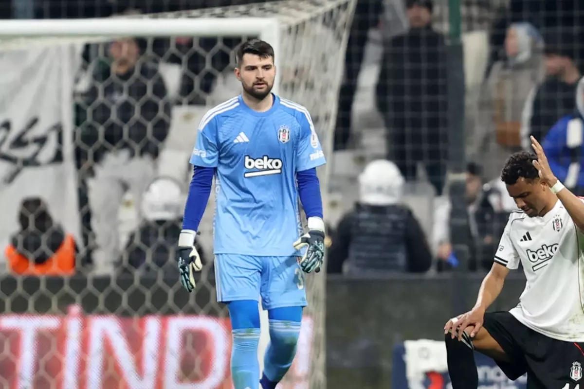 Beşiktaş, Ersin Destanoğlu'nu Serbest Bırakıyor; Altay Bayındır Transferi Masada