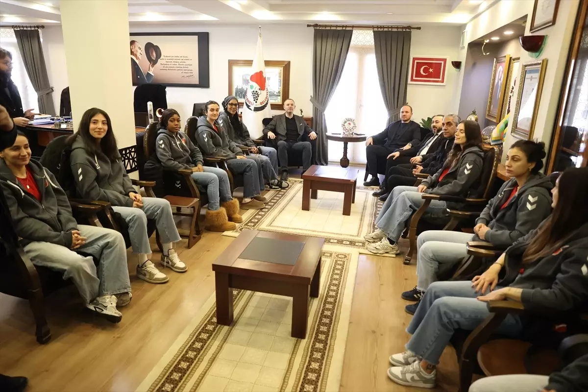 Kırklareli Kadın Basketbol Takımı Süper Lig Yolunda: Belediye Başkanı'ndan Destek ve Eleştiri