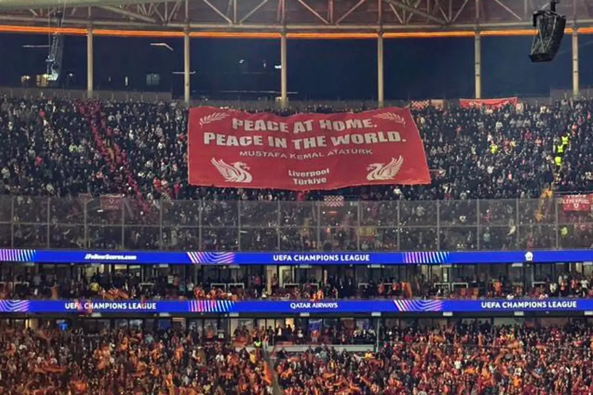 Liverpool Taraftarlarından Atatürk Sözüyle Dikkat Çeken Pankart