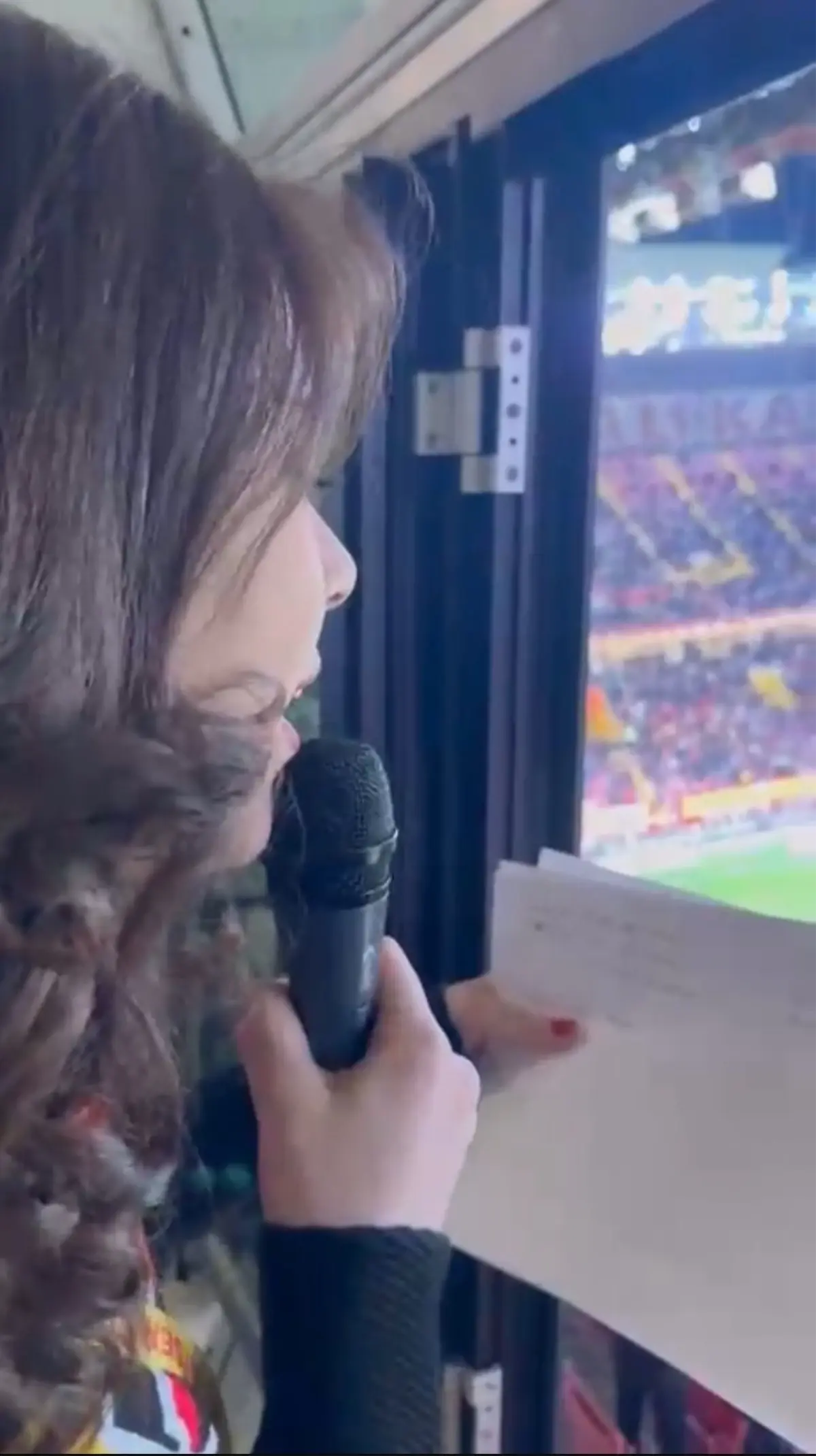 Kayserispor vs Trabzonspor: Kadın Taraftar Nur Çokeken'in Anonsları Maçı Renklendirdi