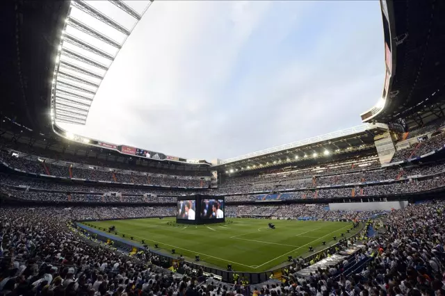 Bernabeu'da gerçekleşen bir konser sahnesi