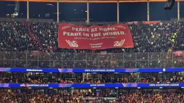 Liverpool Taraftarlarından Atatürk Sözüyle Dikkat Çeken Pankart