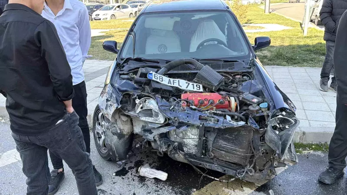 Aksaray’da İki Araç Çarpıştı: İki Yaralı ve Sağlık Durumu İyi