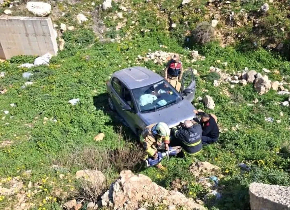 Hatay'ın Defne İlçesinde Uçurum Kazası: Araç Sürücüsü Yaralandı
