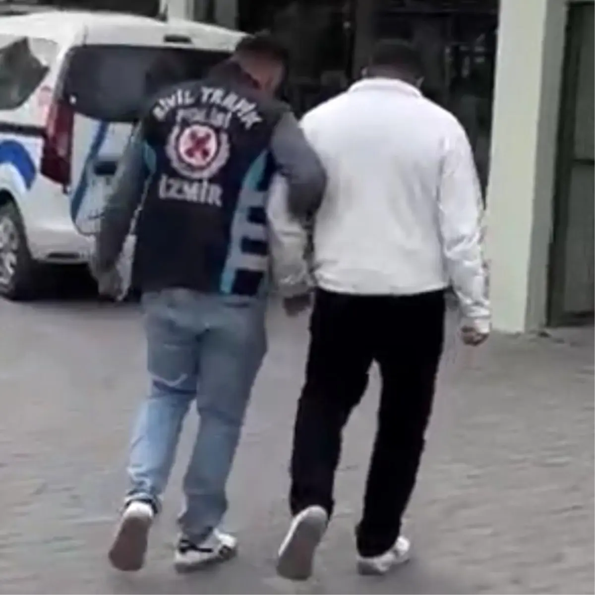 İzmir'de Tehlikeli Sürüşe 420 Bin TL'lik Ağır Ceza Kesildi