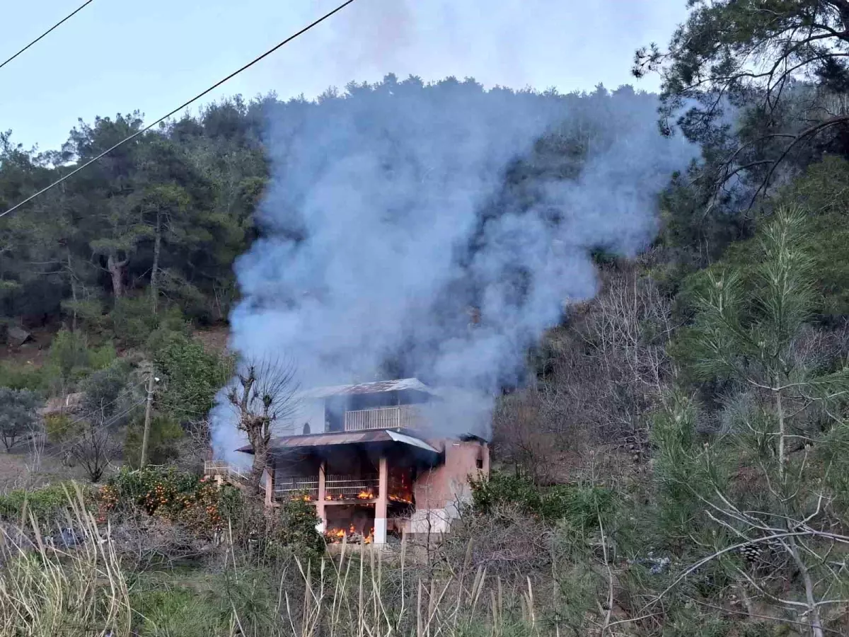 Kozan’da Çıkan Yangın İki Katlı Yayla Evini Yok Etti