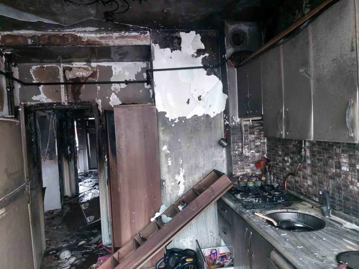 Samsun İlkadım'da Apartman Yangını: Daire Tamamen Yok Oldu