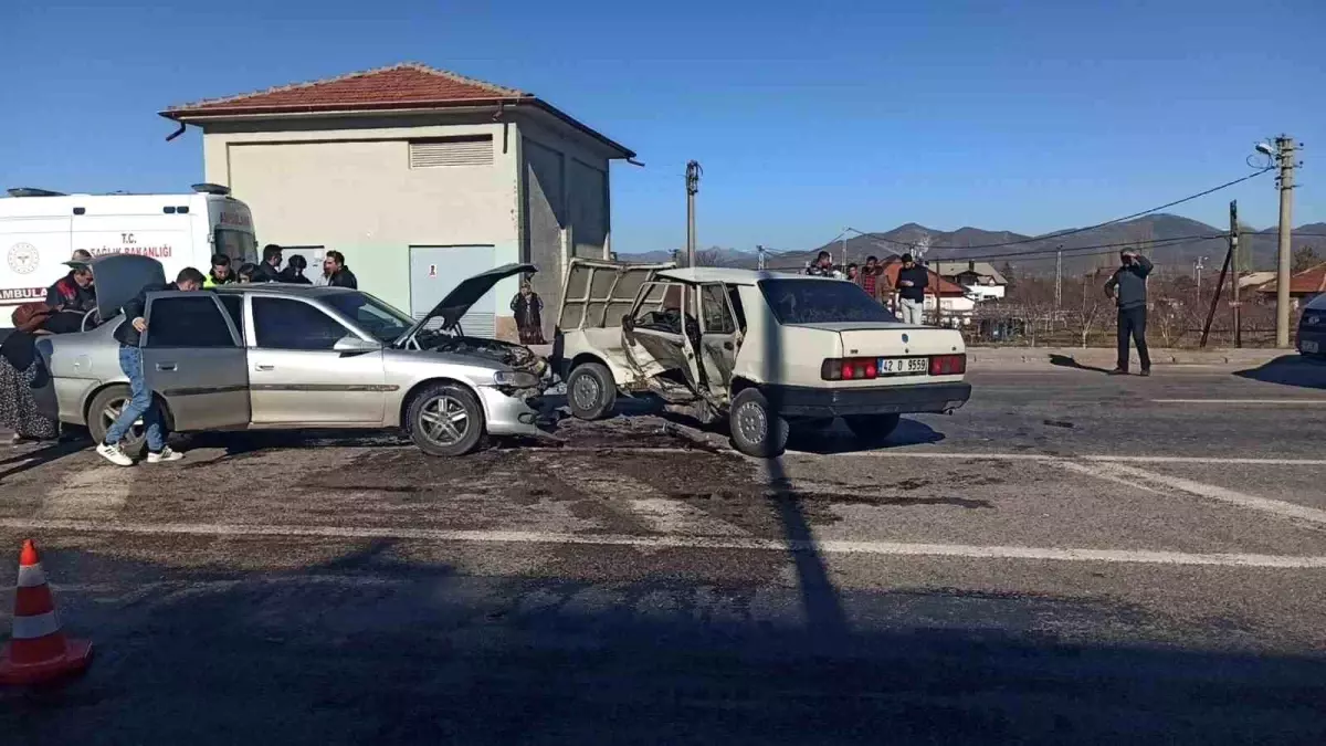 Seydişehir'de İki Otomobil Çarpıştı: 2 Yaralı
