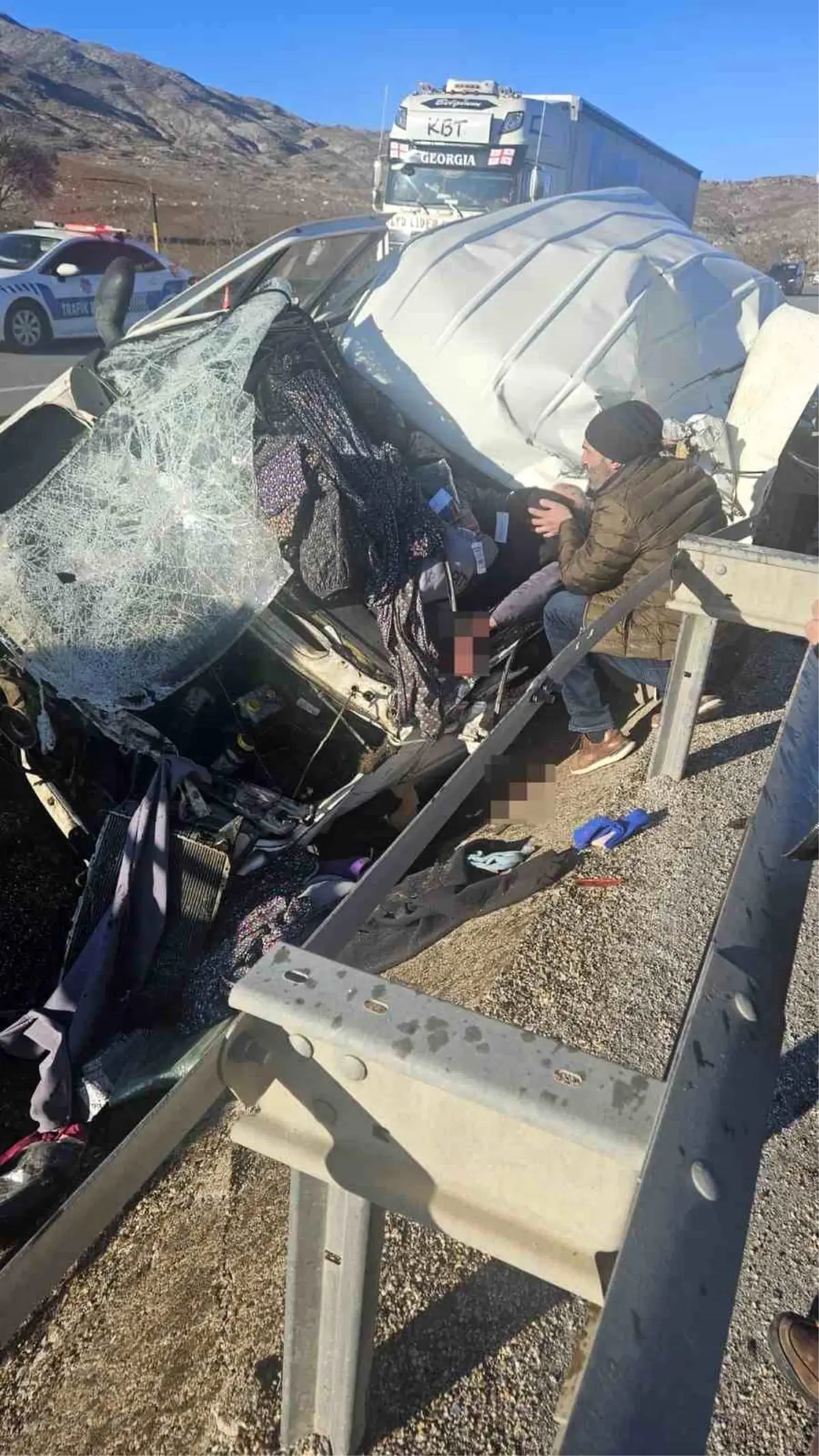 Sivas'ta Ticari Araç Bariyere Çarptı: Sürücü İtfaiye Ekibi Tarafından Kurtarıldı