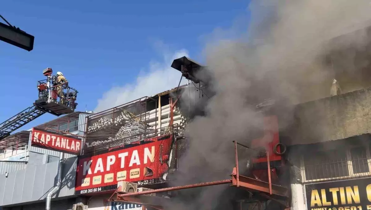 Zeytinburnu Depo Yangını Elektrik Kontağından Kısa Sürede Söndürüldü