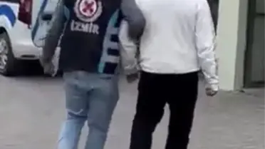 Polis ekipleri sürücüyü durdururken