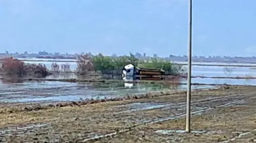 İtfaiye ekipleri tırı kurtarıyor