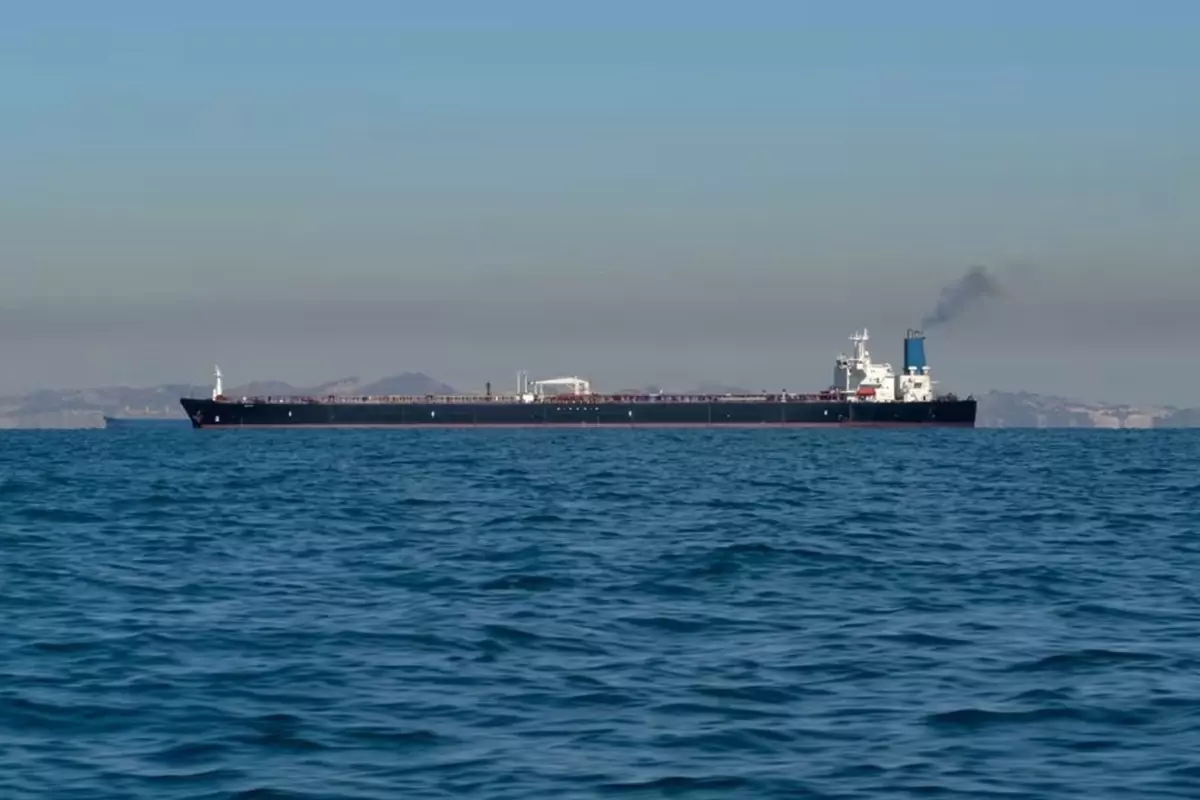 İran Devrim Muhafızları Hürmüz Boğazı’nda Gemileri Hedef Aldı