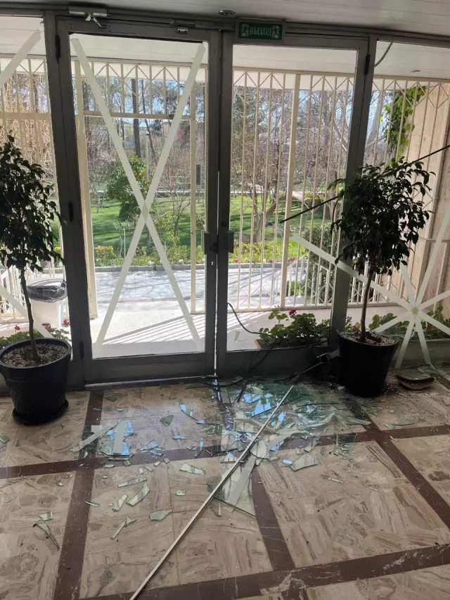 Hasar gören konsolosluk pencereleri