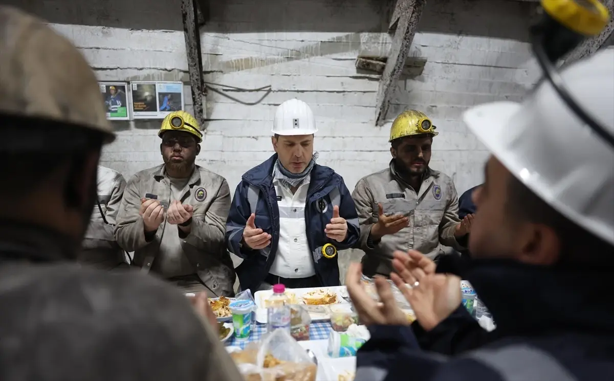 Enerji Bakanı Bayraktar, Zonguldak Madencileriyle Ramazan Sofrasını Paylaştı