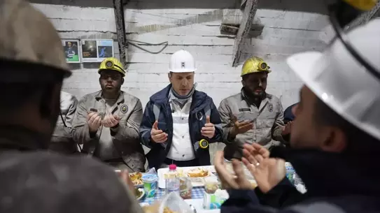 Enerji Bakanı Bayraktar, Zonguldak Madencileriyle Ramazan Sofrasını Paylaştı