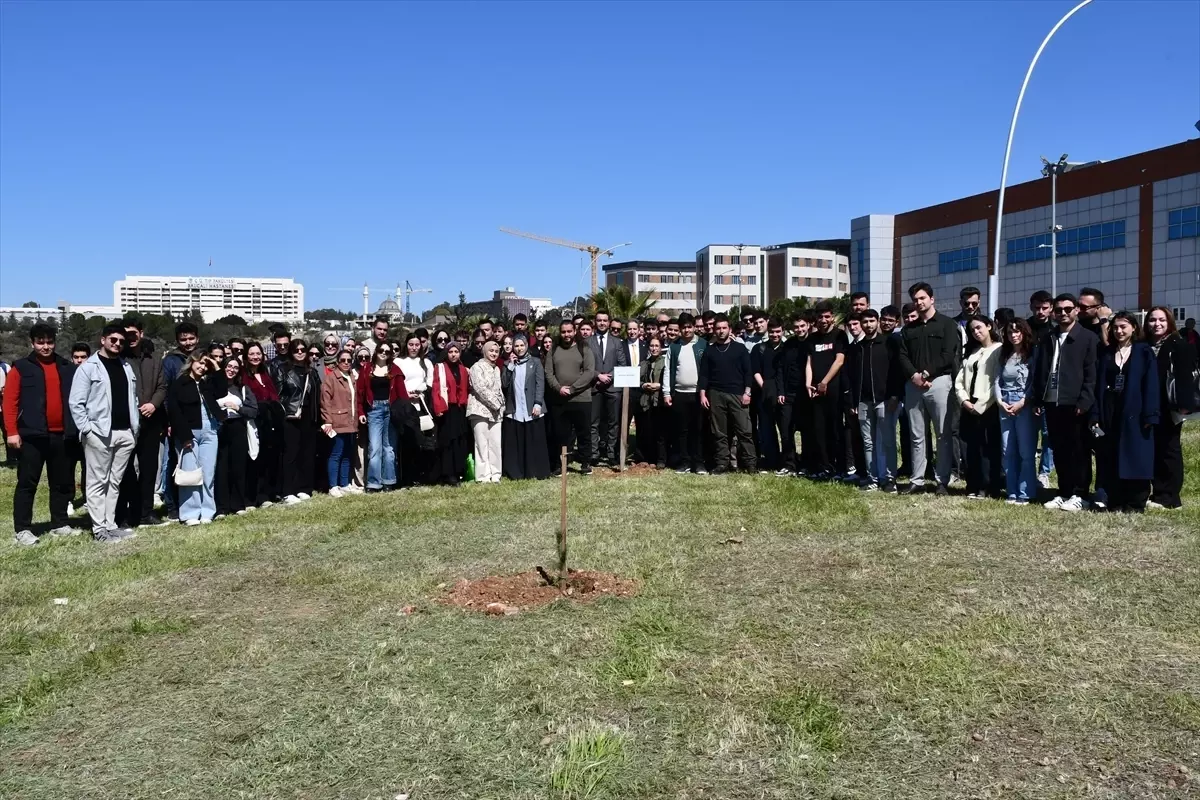 Adana’da Üniversite Öğrencileri 50 Çam Fidanı Dikerek Yeşil Gelecek Yaratıyor