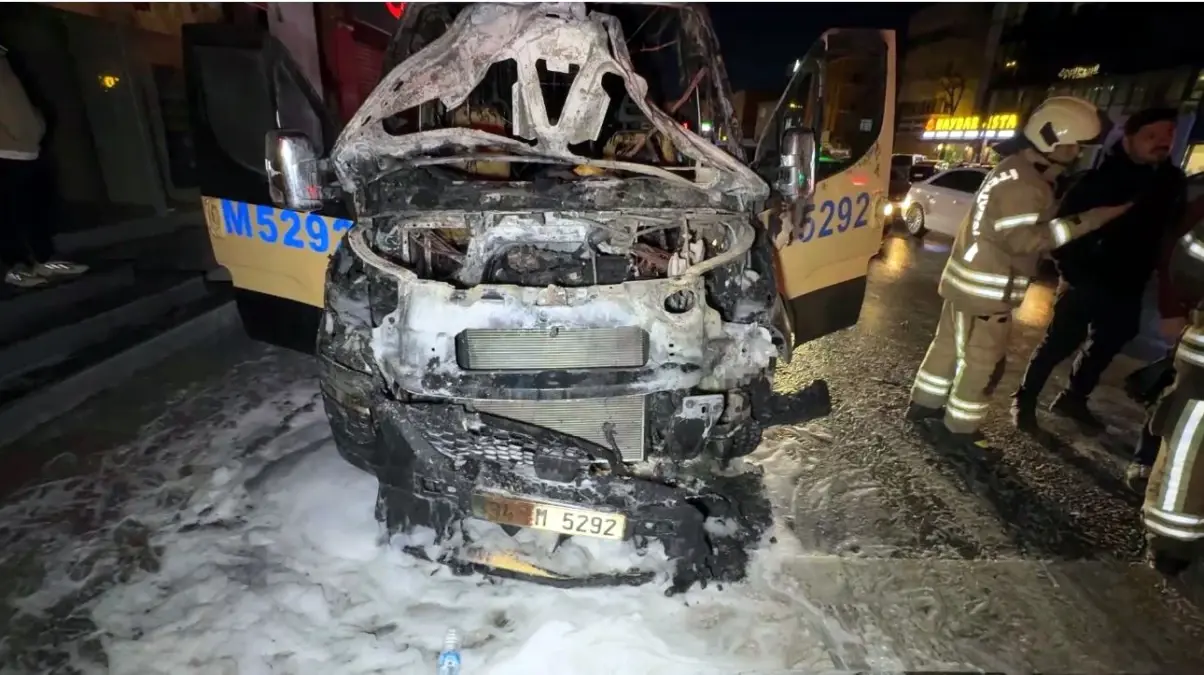 Avcılar’da Park Halindeki Minibüste Şiddetli Yangın: İtfaiye Hızlı Müdahale Etti