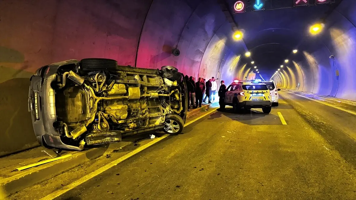 Bitlis'te Tünel Kazası: Hafif Ticari Araç Çarpması Sonucu 2 Yaralı