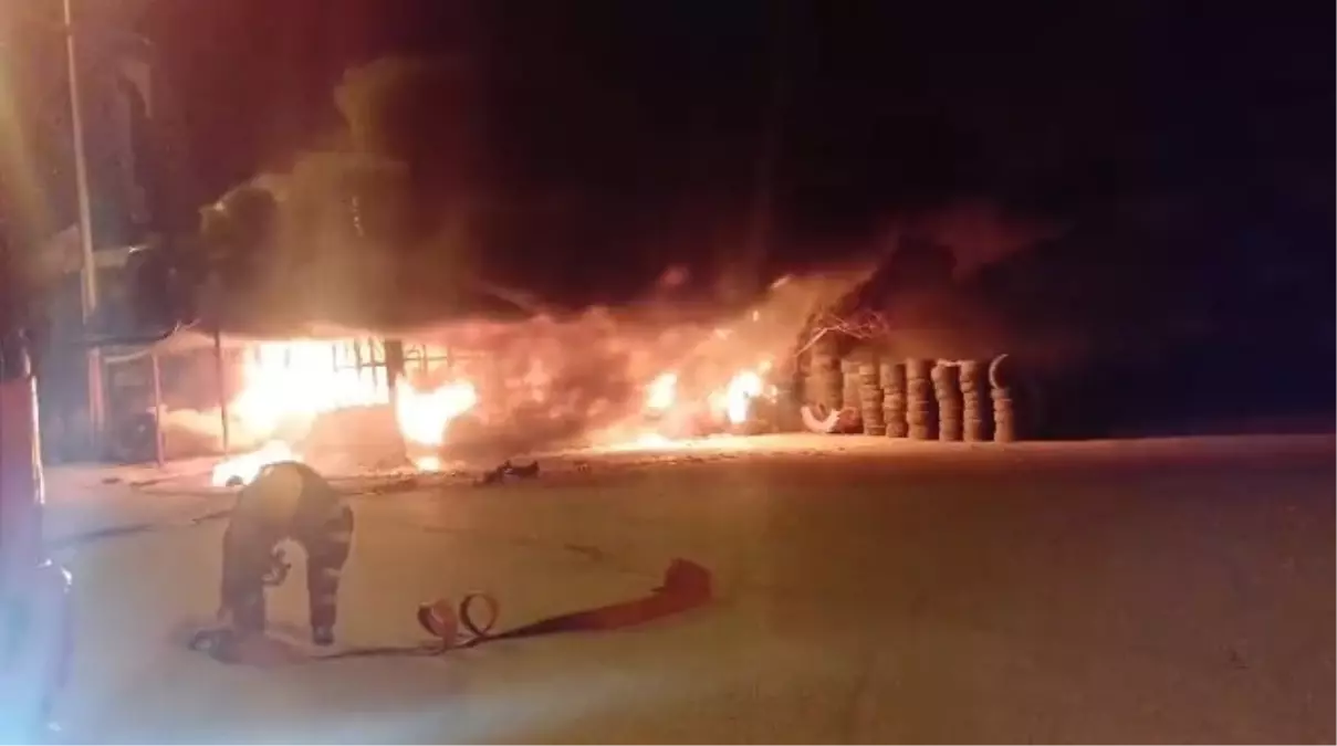 Çorum’da Lastik Dükkanını Hedef Alan Yangın Olayı Güvenlik Kameralarına Yansıdı