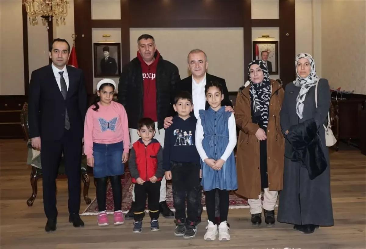 Elazığ Valisi Hatipoğlu, Bayrağı Koruyan Çocukları Ödüllendirdi