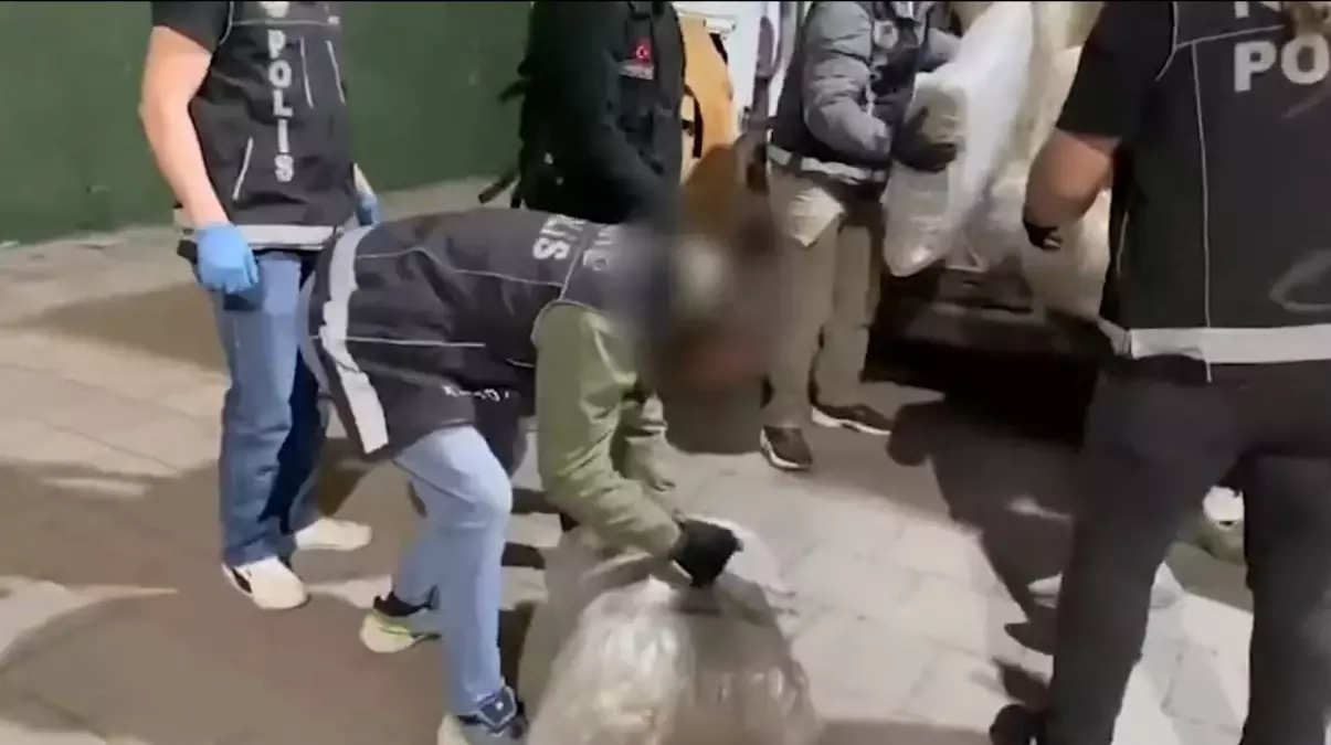 İzmir'de Dev Uyuşturucu Operasyonu: 1,3 Ton Skunk ve 57 Bin Hap Ele Geçirildi