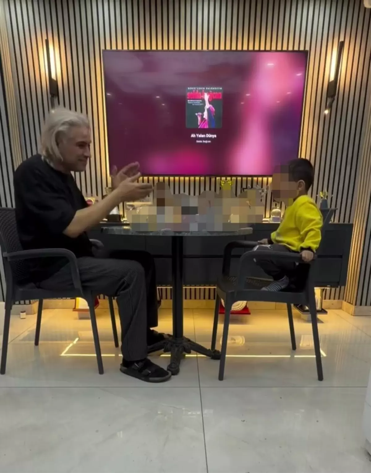 İzmir’de Baba Çocuğunu Alkol Masasına Oturttuğu İçin Gözaltına Alındı