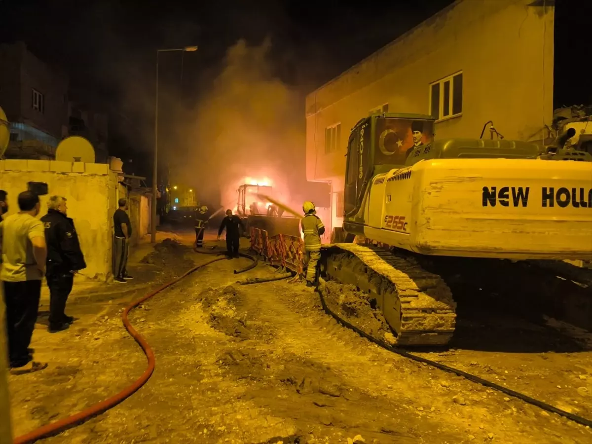Kızıltepe’de Park Halindeki İş Makinelerinde Ani Yangın