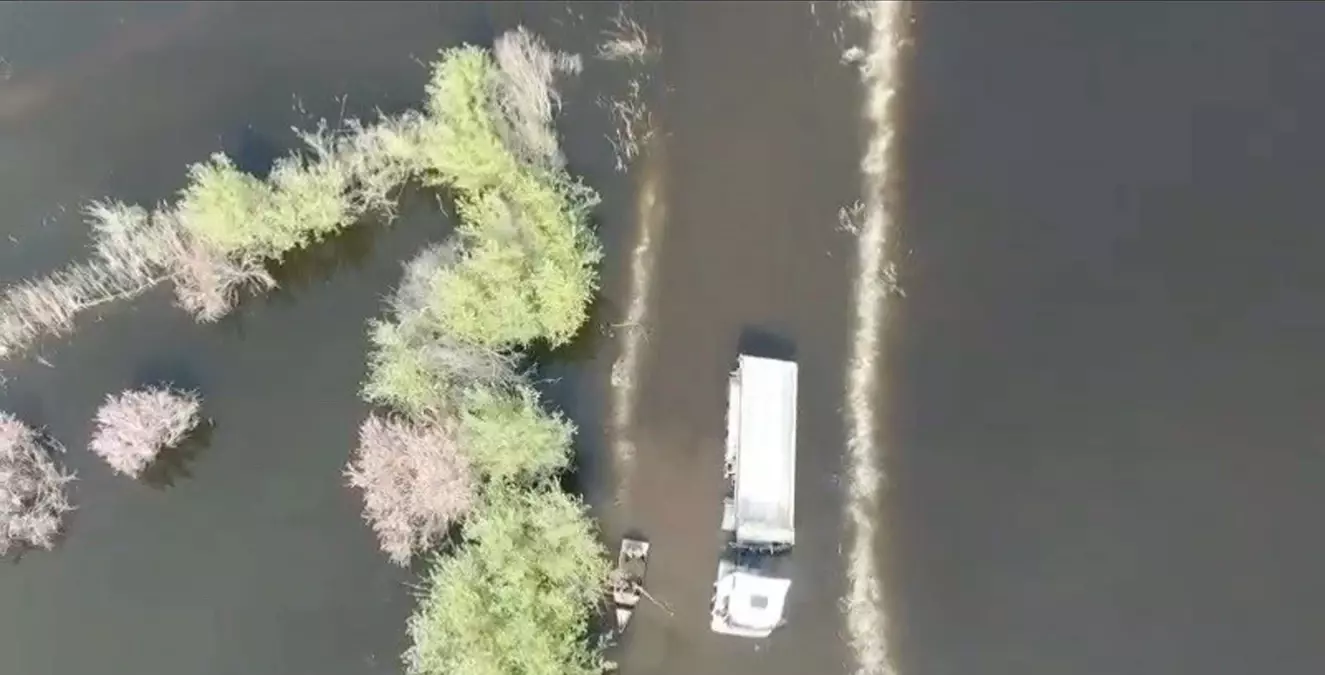 Söke'de Sel Sularına Kapılan TIR Şoförü Sandalla Kurtarıldı