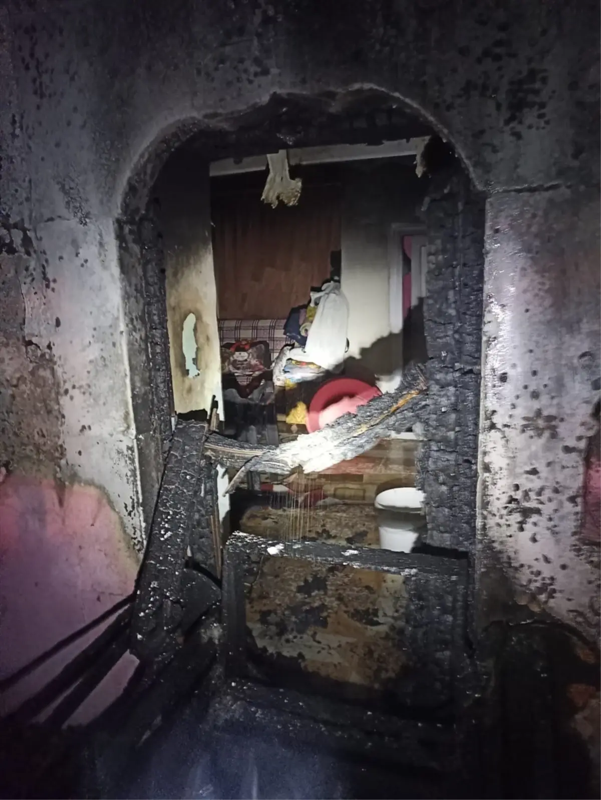 Yayladağı'nda Çıkan Yangın 2 Kişiyi Hastaneye Sevk Etti