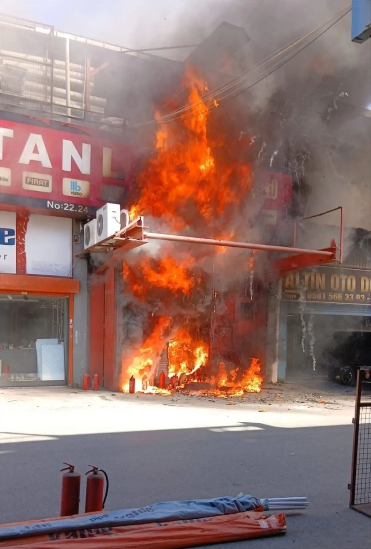 Zeytinburnu'nda İş Yerinde Çıkan Yangın Kontrol Altına Alındı