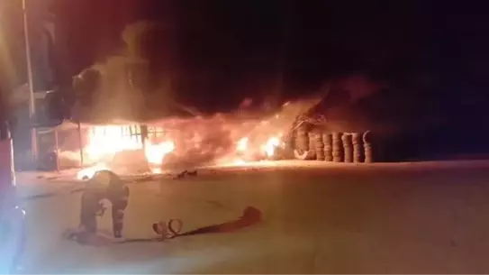 Çorum’da Lastik Dükkanını Hedef Alan Yangın Olayı Güvenlik Kameralarına Yansıdı