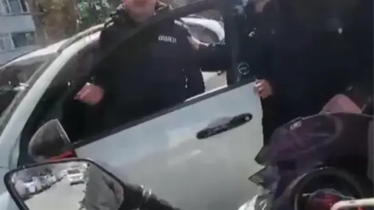 Esenyurt'ta Şerit İhlali Sonrası Motokurye ve Sürücü Arasında Kısa Sürede Kızışan Tartışma