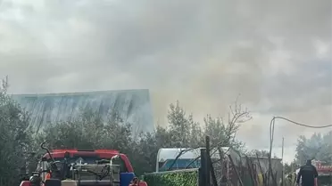 Yangın söndürülürken itfaiye ekipleri