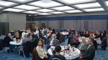 İftar sofrasında genç ve yaşlıların bir arada olduğu an