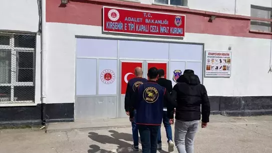 Jandarma ekipleri kaçak hükümlüleri tutuklarken
