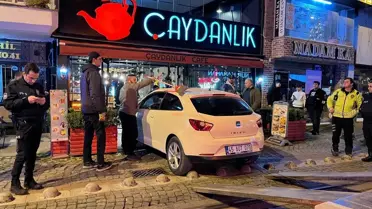 İzmit’te Kontrolden Çıkan Araç Kafeteryaya Çarptı, 2 Kişi Yaralandı