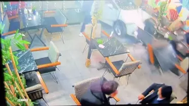 İzmit'te Kafe Önünde Şok Kaza: Otomobil İçeri Girdi, 2 Yaralı