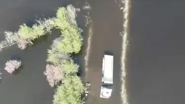 Kurtarma sırasında itfaiye ekipleri ve sandalla çekilen TIR