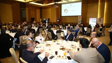 İftar programında konuşma yapan iş adamları