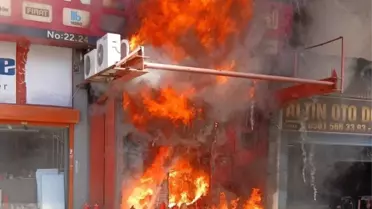 İtfaiye ekiplerinin yangına müdahalesi