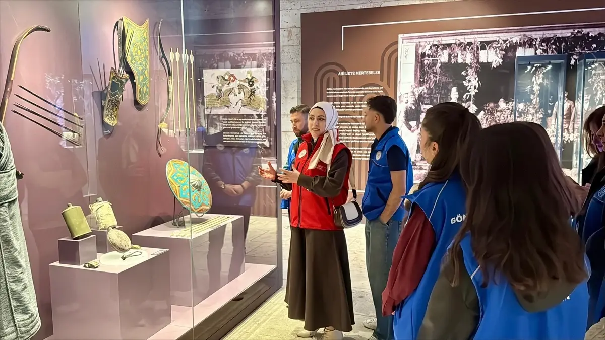 Kırşehir Üniversite Öğrencileriyle “Gönül Mimarları” Projesi Kültürel Mirası Keşfe Çıktı